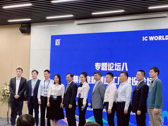 億天凈化總經理夏群艷(左四)